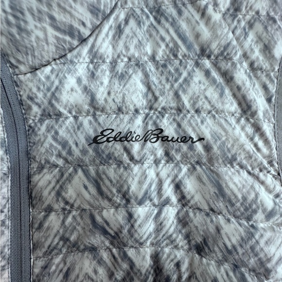 Eddie Bauer Women's Light Gray Quilted Vest - Picture 3 of 10